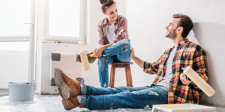 Junges Pärchen streicht Wohnung